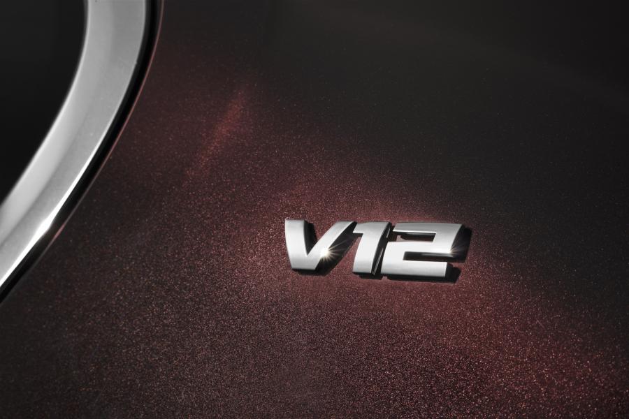Логотип BMW M760Li xDrive V12 Excellence (G12) 2017 года  (WW) (фото 12 из 40)